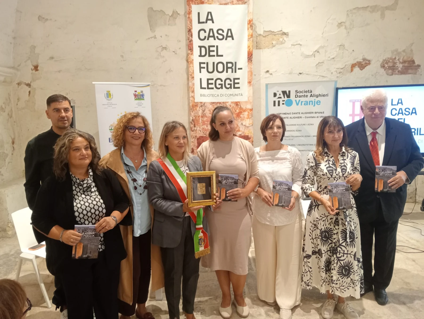 Foto di gruppo durante l’incontro culturale alla biblioteca